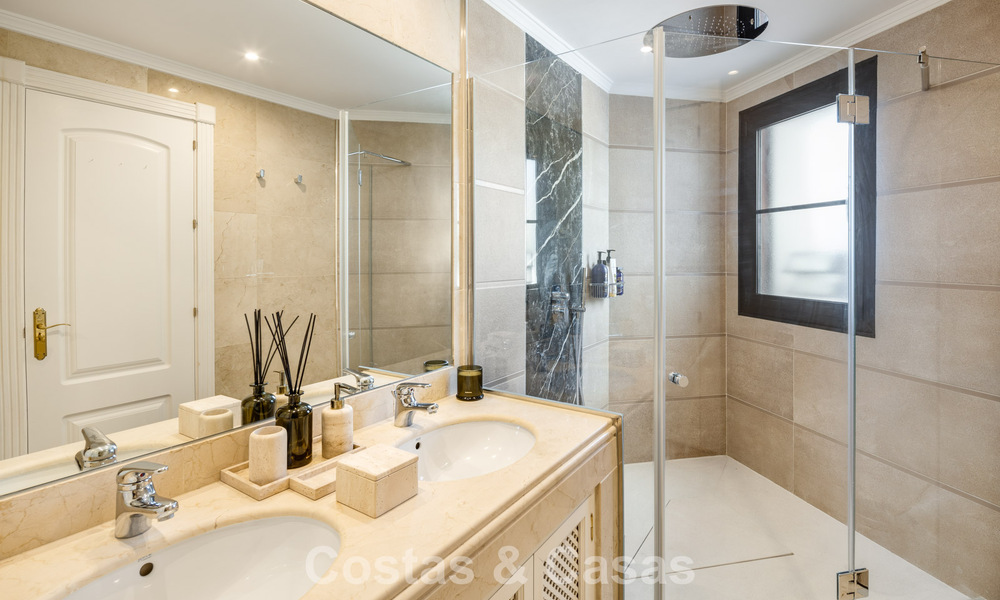 Villa de lujo lista para entrar a vivir en venta junto a un campo de golf privilegiado en La Quinta, Marbella - Benahavis 777075