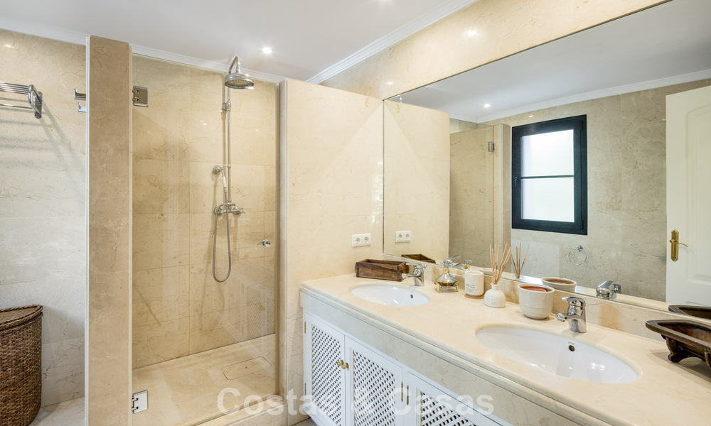 Villa de lujo lista para entrar a vivir en venta junto a un campo de golf privilegiado en La Quinta, Marbella - Benahavis 777077