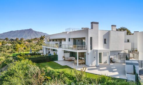 Lujosa villa adosada moderna en venta cerca de todos los servicios en Guadalmina y San Pedro, Marbella 777302