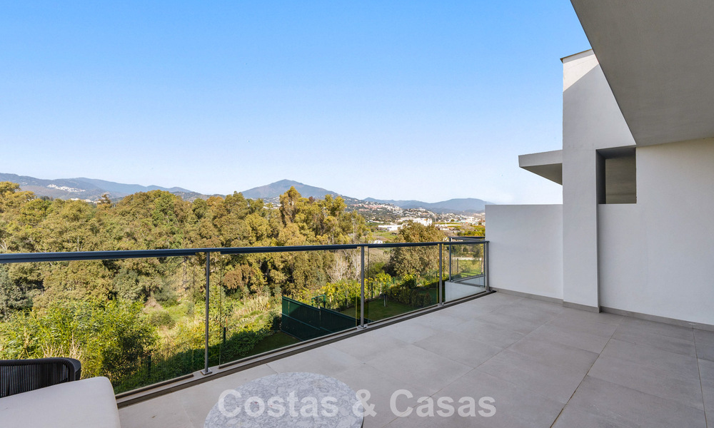 Lujosa villa adosada moderna en venta cerca de todos los servicios en Guadalmina y San Pedro, Marbella 777312