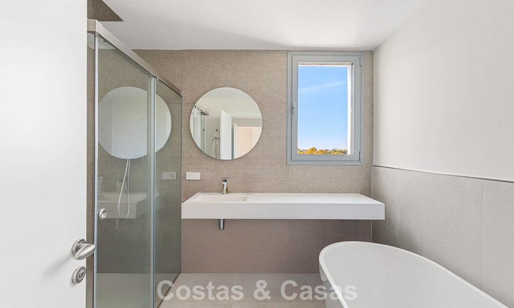 Lujosa villa adosada moderna en venta cerca de todos los servicios en Guadalmina y San Pedro, Marbella 777313