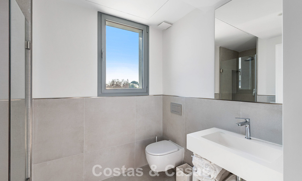 Lujosa villa adosada moderna en venta cerca de todos los servicios en Guadalmina y San Pedro, Marbella 777315