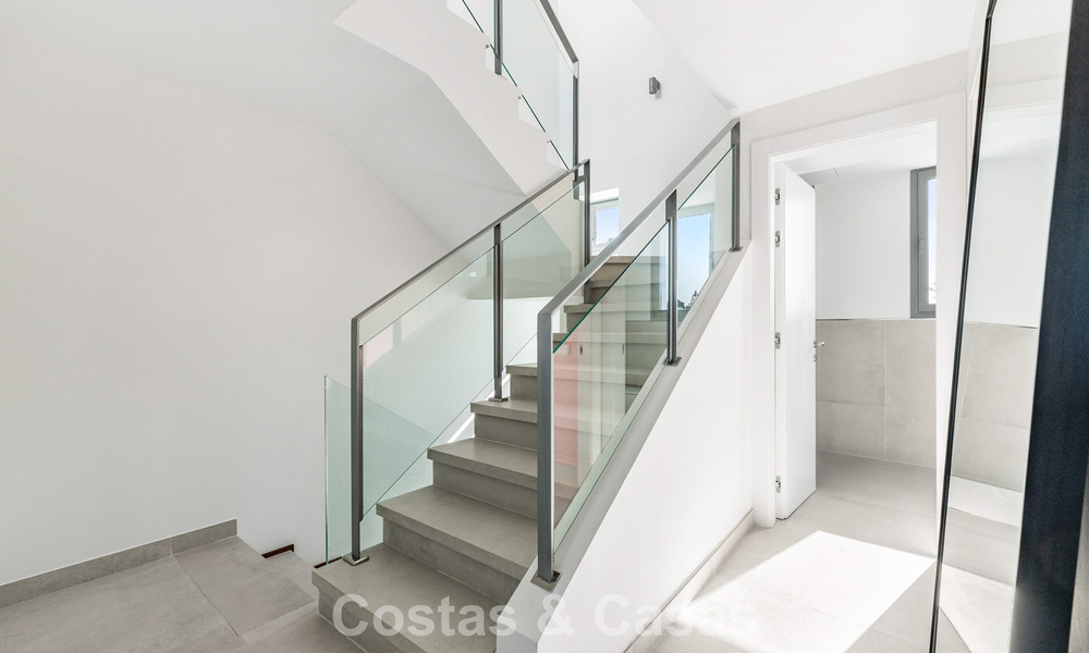 Lujosa villa adosada moderna en venta cerca de todos los servicios en Guadalmina y San Pedro, Marbella 777317