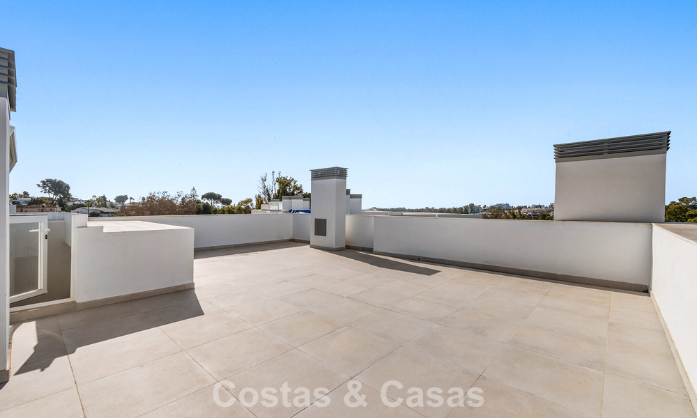 Lujosa villa adosada moderna en venta cerca de todos los servicios en Guadalmina y San Pedro, Marbella 777318