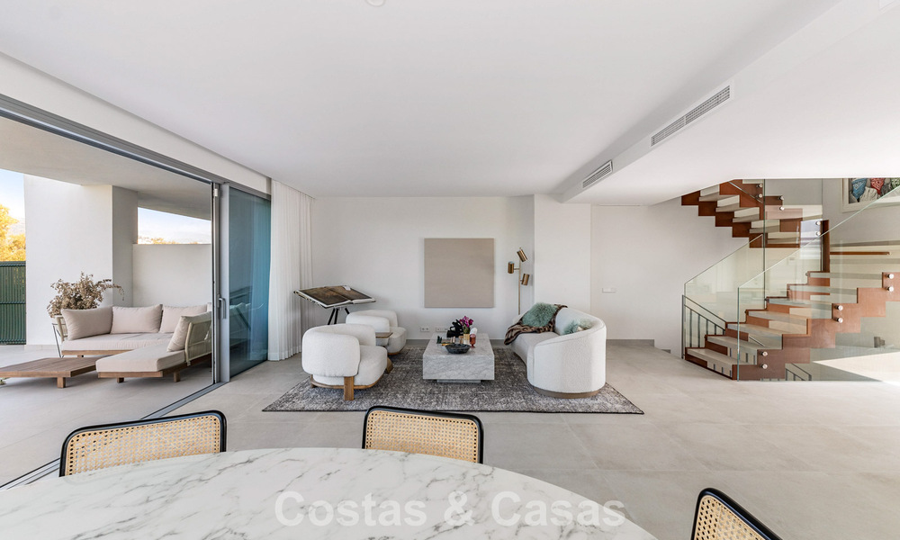 Lujosa villa adosada moderna en venta cerca de todos los servicios en Guadalmina y San Pedro, Marbella 777324