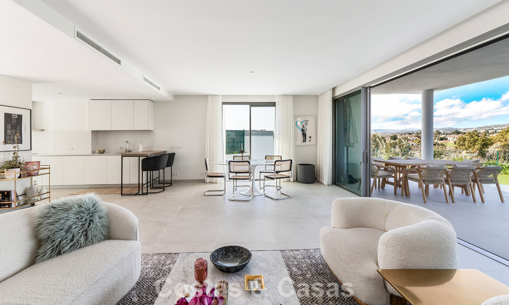 Lujosa villa adosada moderna en venta cerca de todos los servicios en Guadalmina y San Pedro, Marbella 777327