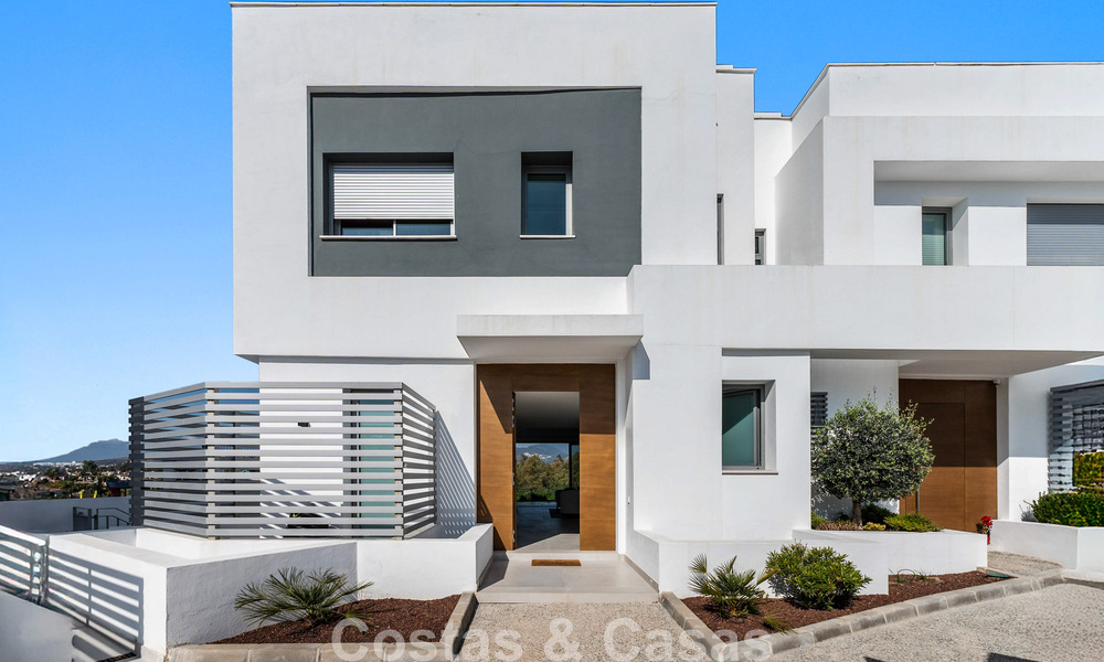 Lujosa villa adosada moderna en venta cerca de todos los servicios en Guadalmina y San Pedro, Marbella 777337
