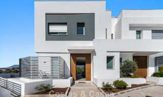 Lujosa villa adosada moderna en venta cerca de todos los servicios en Guadalmina y San Pedro, Marbella 777337 