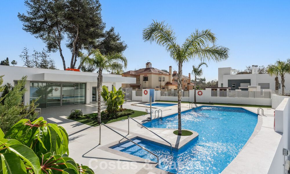 Lujosa villa adosada moderna en venta cerca de todos los servicios en Guadalmina y San Pedro, Marbella 777338