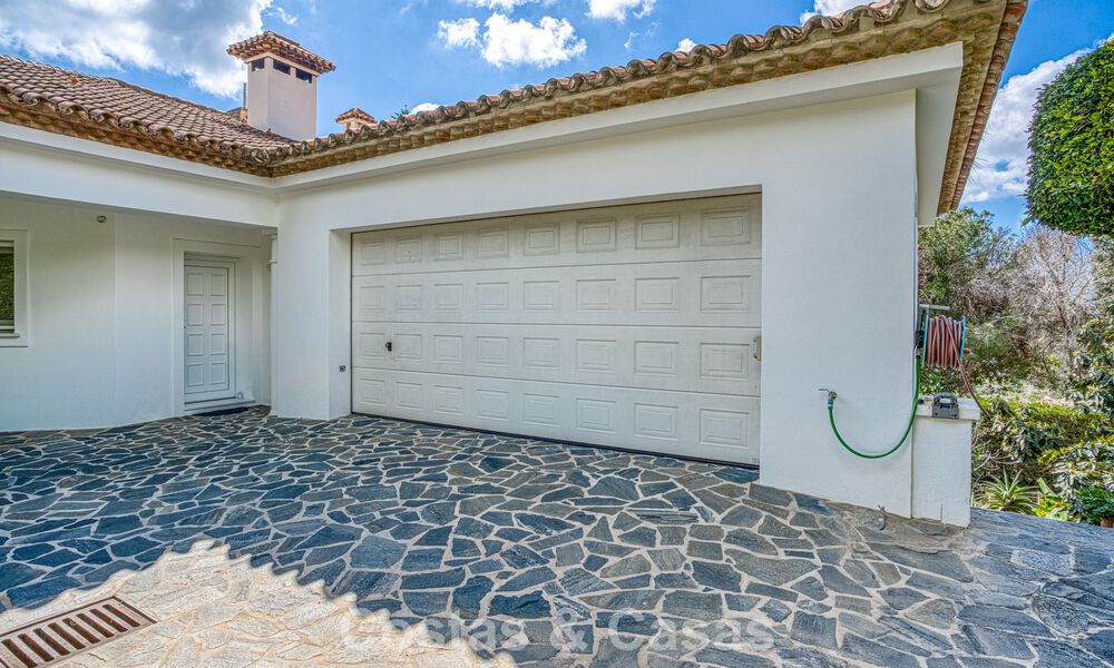 Amplia villa familiar de 4 dormitorios con vistas al mar en venta en una codiciada zona residencial en Marbella Este 777240