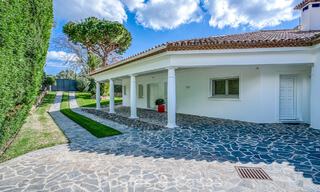 Amplia villa familiar de 4 dormitorios con vistas al mar en venta en una codiciada zona residencial en Marbella Este 777241 