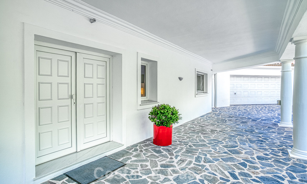 Amplia villa familiar de 4 dormitorios con vistas al mar en venta en una codiciada zona residencial en Marbella Este 777242