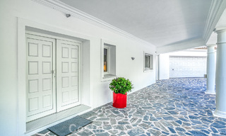 Amplia villa familiar de 4 dormitorios con vistas al mar en venta en una codiciada zona residencial en Marbella Este 777242 