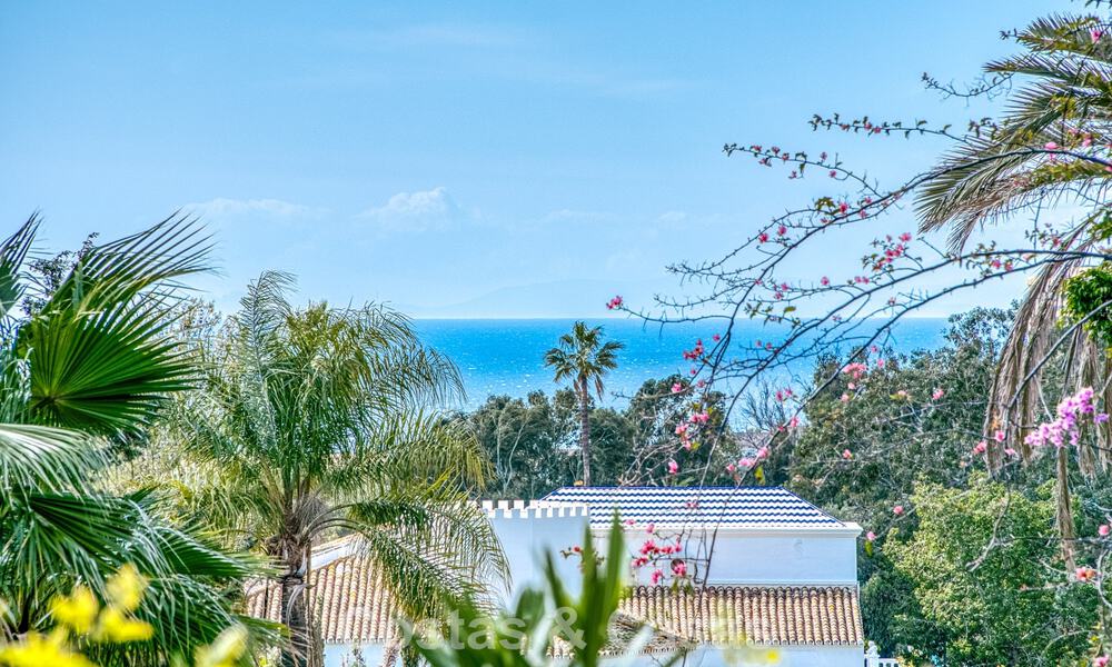 Amplia villa familiar de 4 dormitorios con vistas al mar en venta en una codiciada zona residencial en Marbella Este 777243