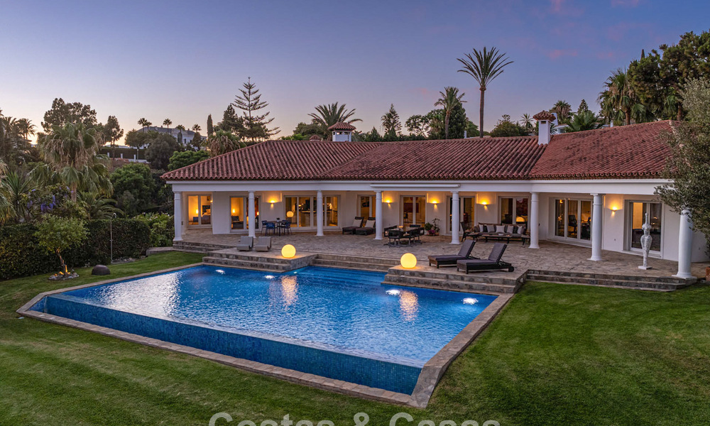 Amplia villa familiar de 4 dormitorios con vistas al mar en venta en una codiciada zona residencial en Marbella Este 777246