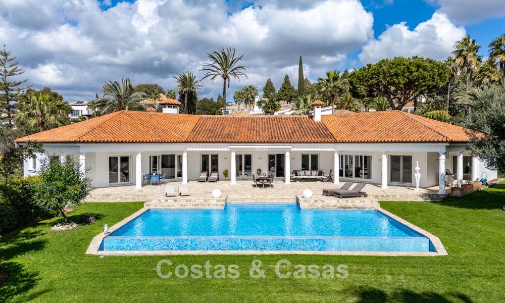 Amplia villa familiar de 4 dormitorios con vistas al mar en venta en una codiciada zona residencial en Marbella Este 777247