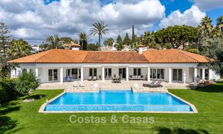 Amplia villa familiar de 4 dormitorios con vistas al mar en venta en una codiciada zona residencial en Marbella Este 777247 