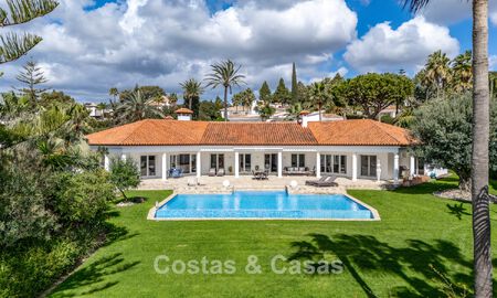 Amplia villa familiar de 4 dormitorios con vistas al mar en venta en una codiciada zona residencial en Marbella Este 777248