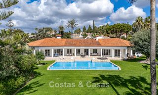 Amplia villa familiar de 4 dormitorios con vistas al mar en venta en una codiciada zona residencial en Marbella Este 777248 