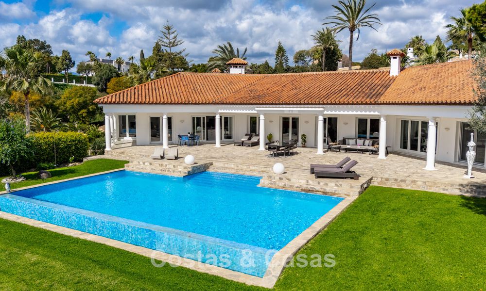 Amplia villa familiar de 4 dormitorios con vistas al mar en venta en una codiciada zona residencial en Marbella Este 777257