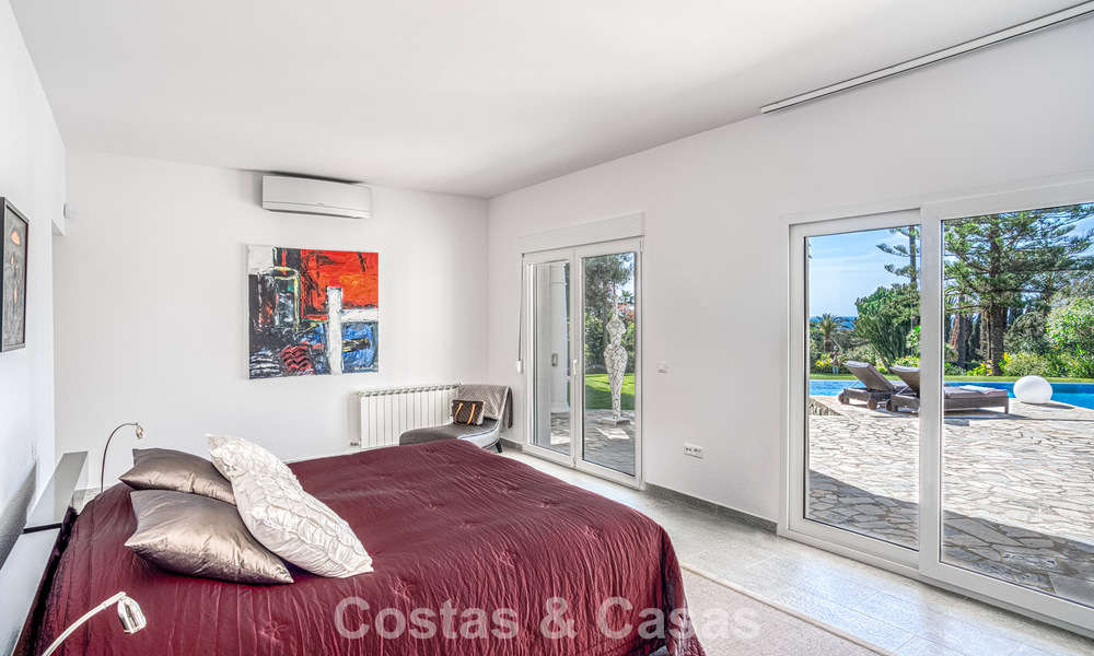 Amplia villa familiar de 4 dormitorios con vistas al mar en venta en una codiciada zona residencial en Marbella Este 777258