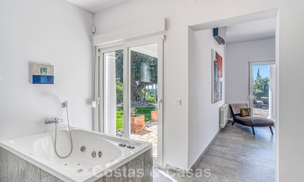 Amplia villa familiar de 4 dormitorios con vistas al mar en venta en una codiciada zona residencial en Marbella Este 777261
