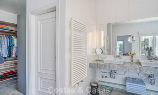 Amplia villa familiar de 4 dormitorios con vistas al mar en venta en una codiciada zona residencial en Marbella Este 777262 