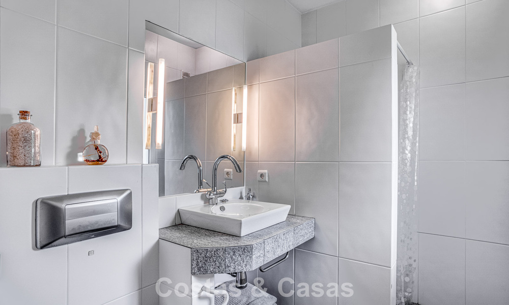 Amplia villa familiar de 4 dormitorios con vistas al mar en venta en una codiciada zona residencial en Marbella Este 777264