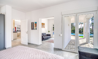 Amplia villa familiar de 4 dormitorios con vistas al mar en venta en una codiciada zona residencial en Marbella Este 777271 