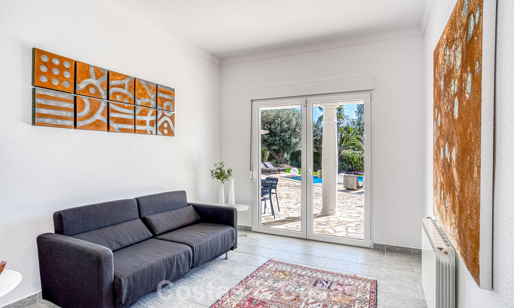 Amplia villa familiar de 4 dormitorios con vistas al mar en venta en una codiciada zona residencial en Marbella Este 777272