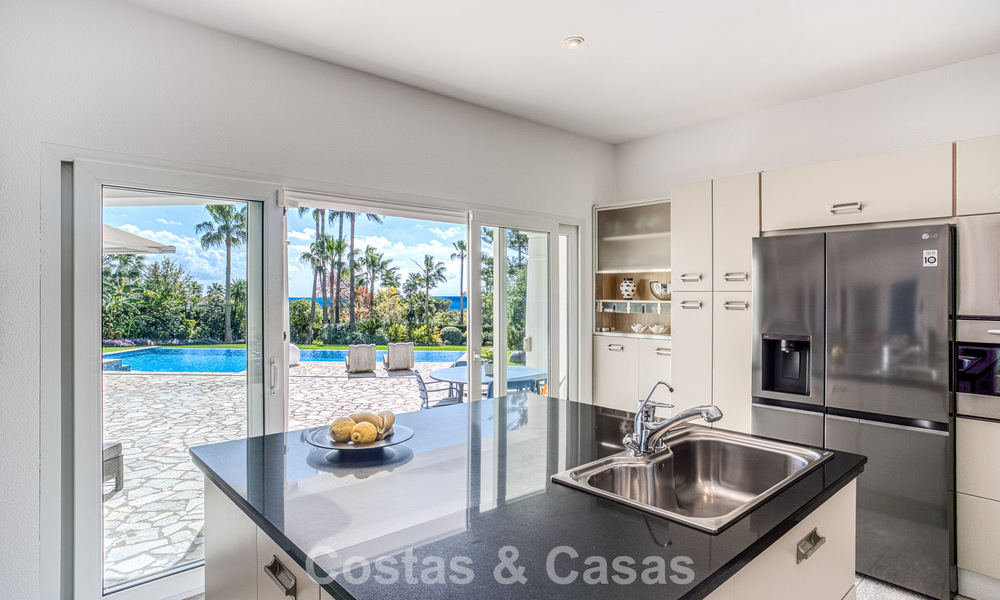 Amplia villa familiar de 4 dormitorios con vistas al mar en venta en una codiciada zona residencial en Marbella Este 777274