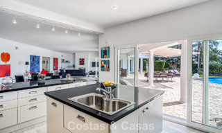 Amplia villa familiar de 4 dormitorios con vistas al mar en venta en una codiciada zona residencial en Marbella Este 777275 