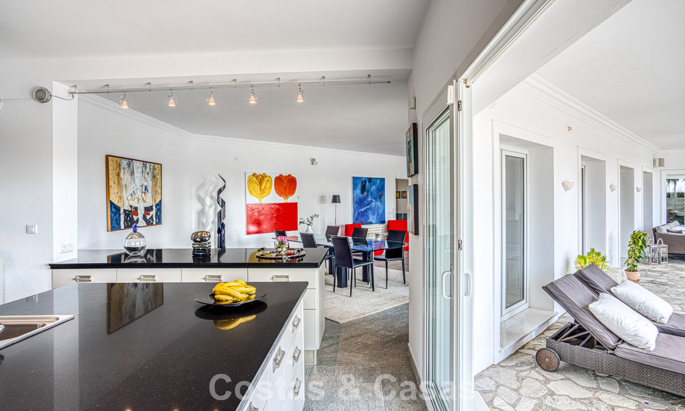 Amplia villa familiar de 4 dormitorios con vistas al mar en venta en una codiciada zona residencial en Marbella Este 777276