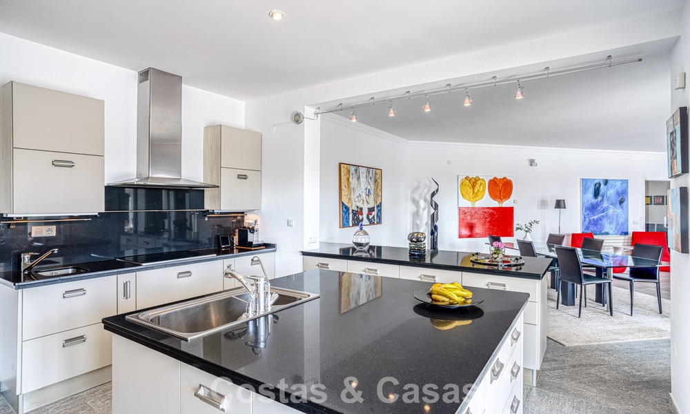 Amplia villa familiar de 4 dormitorios con vistas al mar en venta en una codiciada zona residencial en Marbella Este 777277