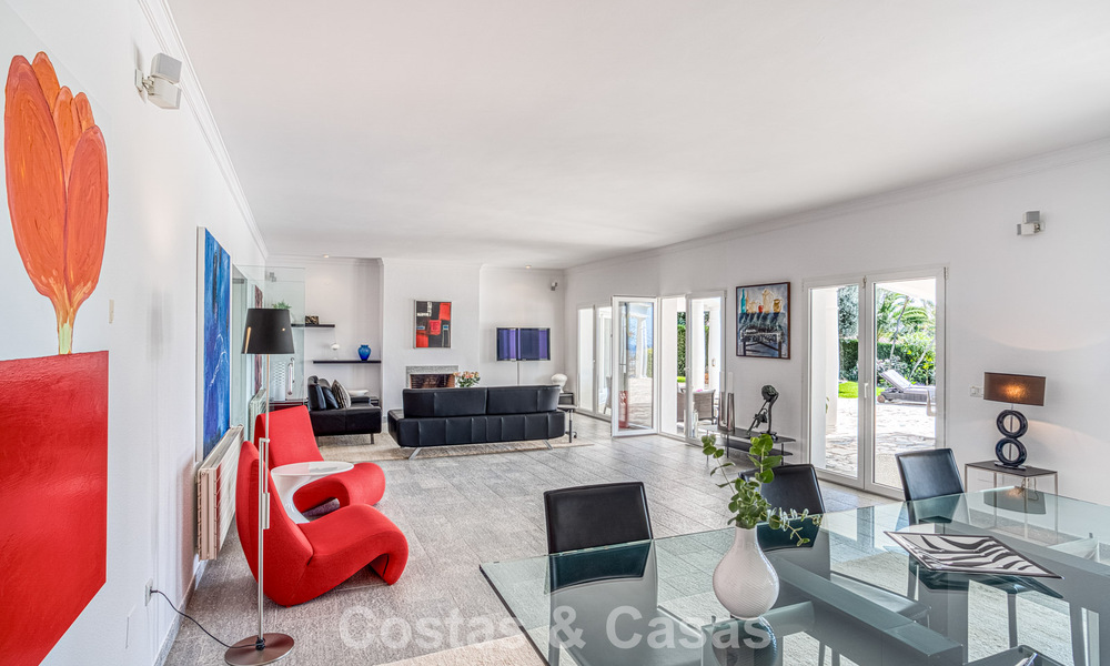 Amplia villa familiar de 4 dormitorios con vistas al mar en venta en una codiciada zona residencial en Marbella Este 777278