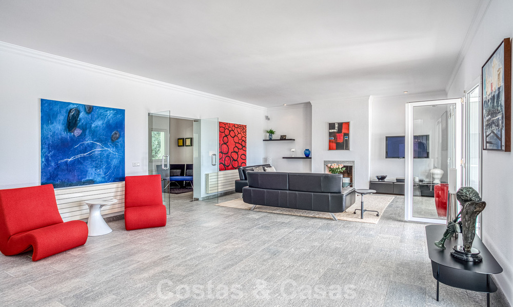 Amplia villa familiar de 4 dormitorios con vistas al mar en venta en una codiciada zona residencial en Marbella Este 777280