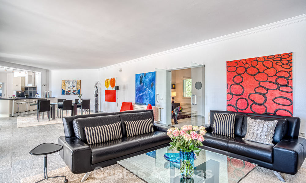 Amplia villa familiar de 4 dormitorios con vistas al mar en venta en una codiciada zona residencial en Marbella Este 777281