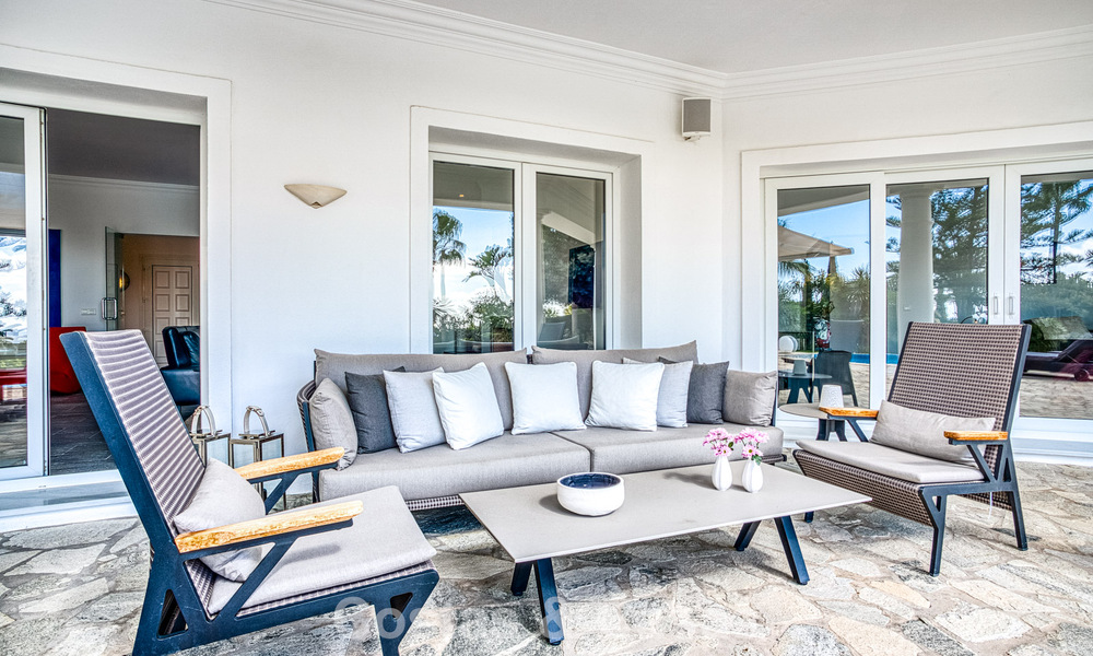 Amplia villa familiar de 4 dormitorios con vistas al mar en venta en una codiciada zona residencial en Marbella Este 777284