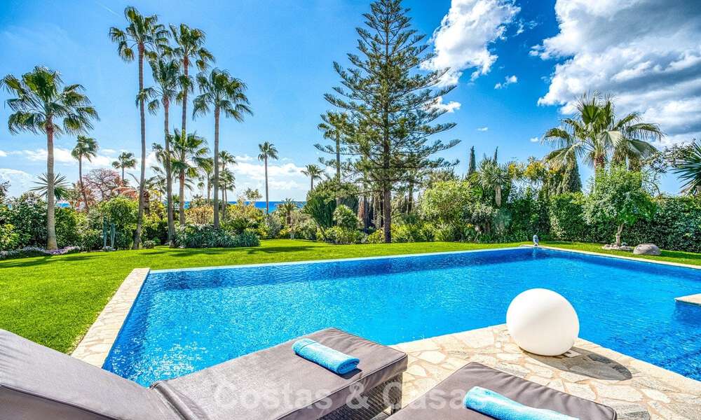 Amplia villa familiar de 4 dormitorios con vistas al mar en venta en una codiciada zona residencial en Marbella Este 777285