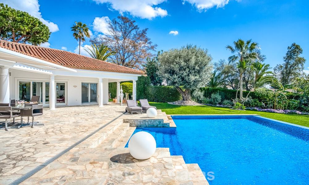 Amplia villa familiar de 4 dormitorios con vistas al mar en venta en una codiciada zona residencial en Marbella Este 777286