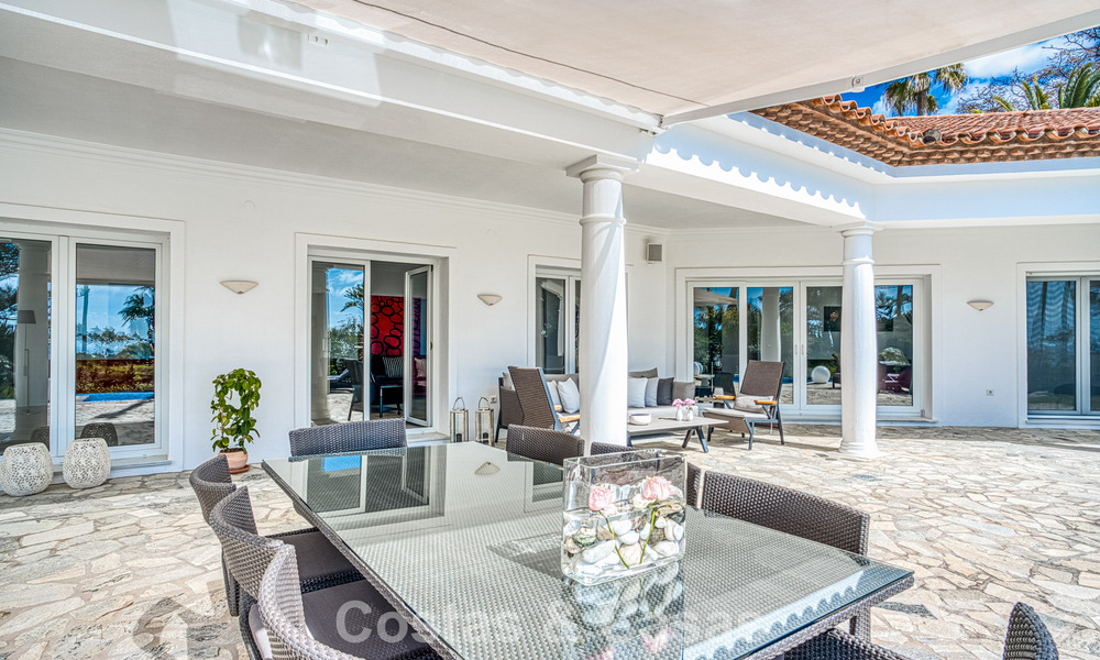 Amplia villa familiar de 4 dormitorios con vistas al mar en venta en una codiciada zona residencial en Marbella Este 777287