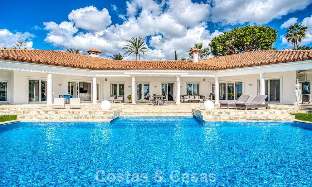 Amplia villa familiar de 4 dormitorios con vistas al mar en venta en una codiciada zona residencial en Marbella Este 777288