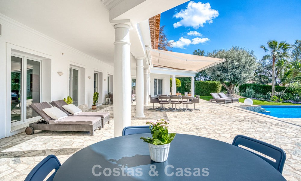 Amplia villa familiar de 4 dormitorios con vistas al mar en venta en una codiciada zona residencial en Marbella Este 777290