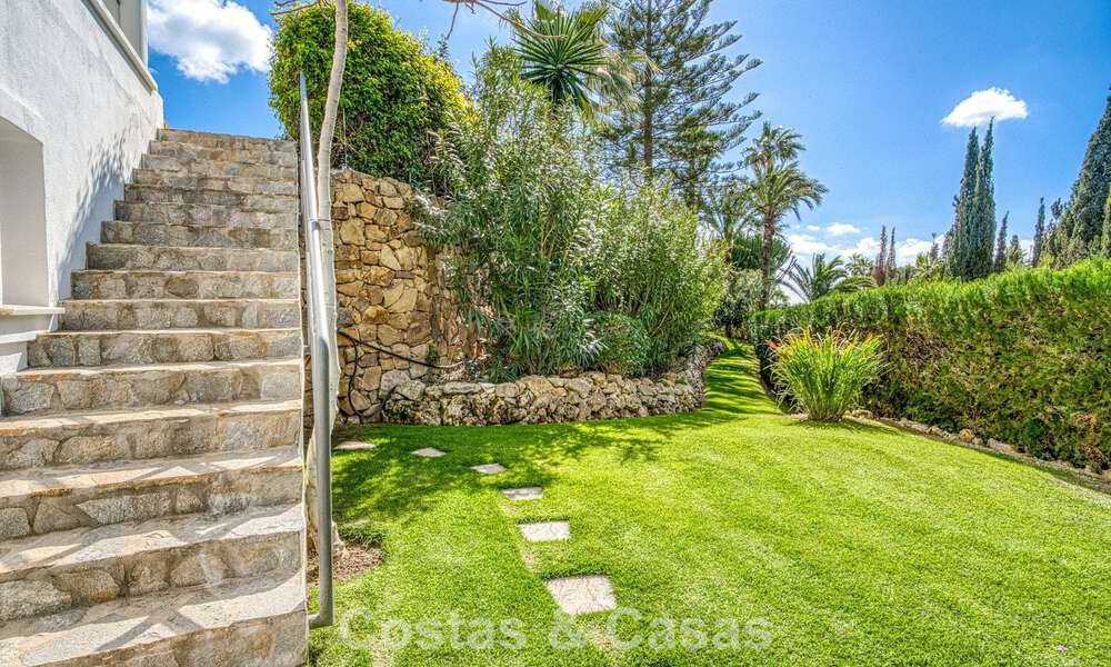 Amplia villa familiar de 4 dormitorios con vistas al mar en venta en una codiciada zona residencial en Marbella Este 777292
