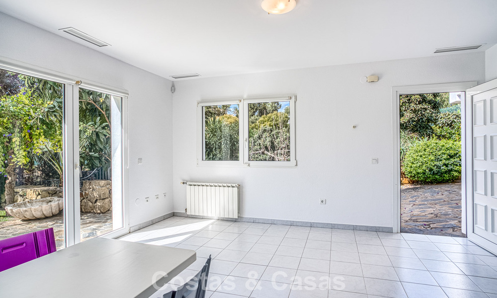 Amplia villa familiar de 4 dormitorios con vistas al mar en venta en una codiciada zona residencial en Marbella Este 777294