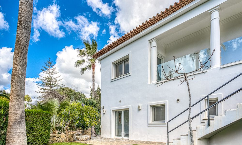 Amplia villa familiar de 4 dormitorios con vistas al mar en venta en una codiciada zona residencial en Marbella Este 777296
