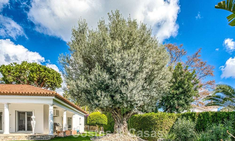 Amplia villa familiar de 4 dormitorios con vistas al mar en venta en una codiciada zona residencial en Marbella Este 777297