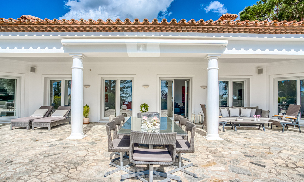 Amplia villa familiar de 4 dormitorios con vistas al mar en venta en una codiciada zona residencial en Marbella Este 777298