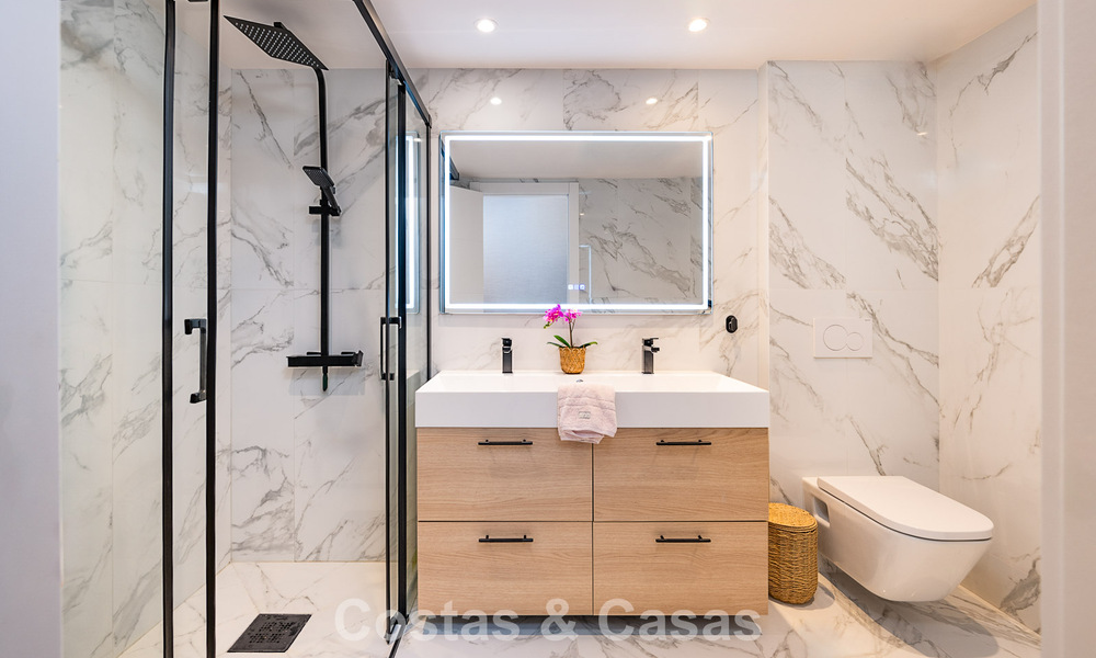 Apartamento de lujo reformado en venta en Gran Marbella en primera línea de playa en la Milla de Oro / Marbella Centro 777174