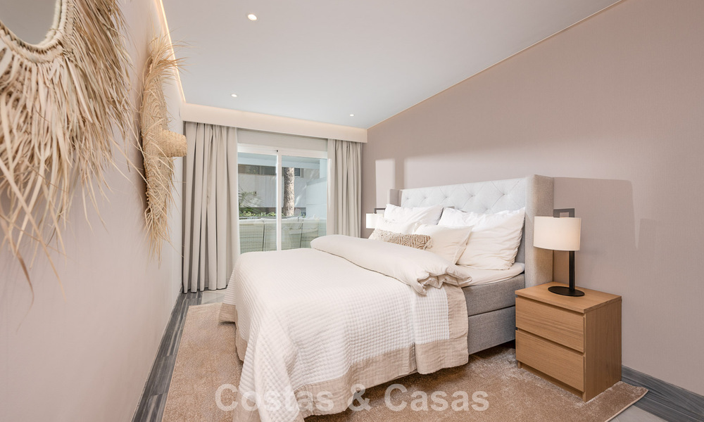Apartamento de lujo reformado en venta en Gran Marbella en primera línea de playa en la Milla de Oro / Marbella Centro 777176